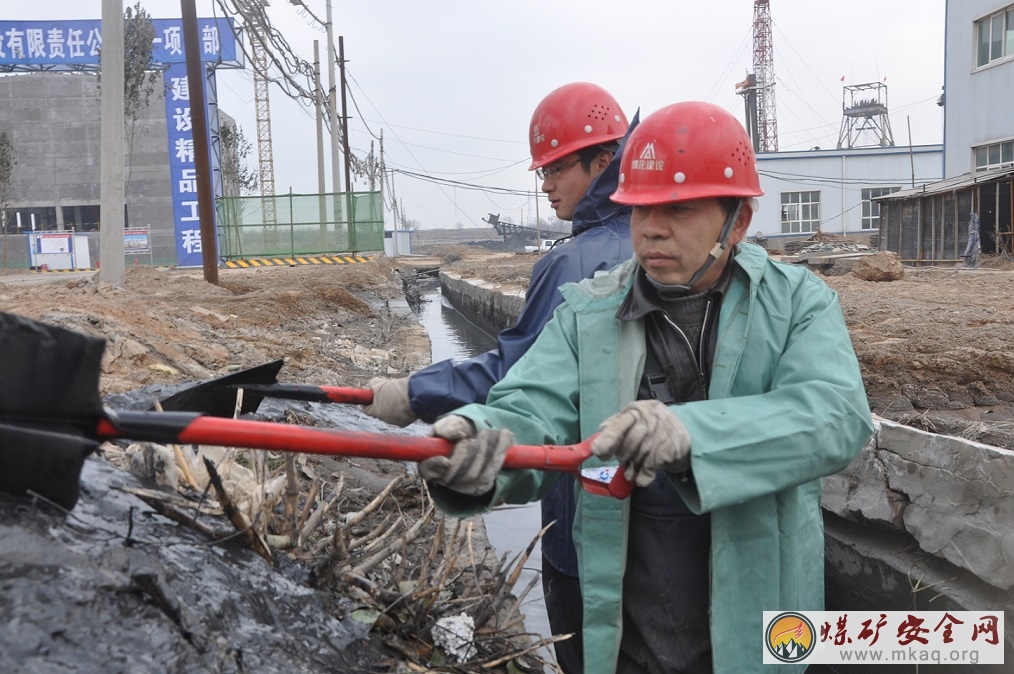 正在清淤的 老丁父子