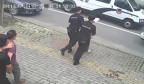 警方在现场抓捕疑似“闹事”的民工