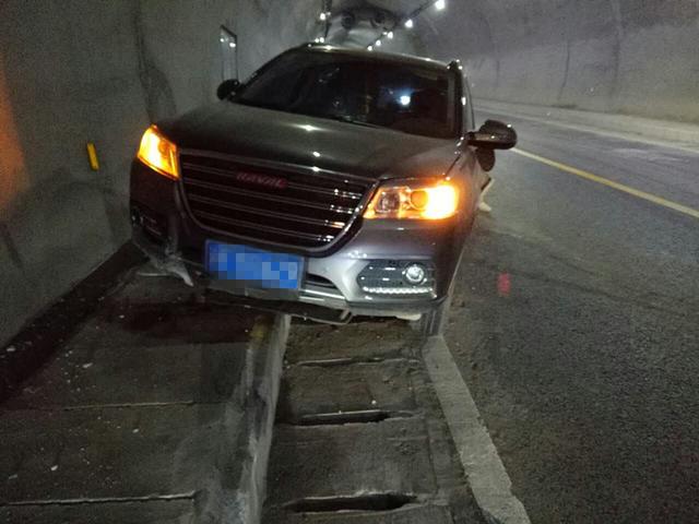 女司机戴墨镜开车进隧道 “两眼一黑”撞了