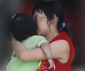 小竹昨在家逗弄未满周岁的女儿。（台媒图）