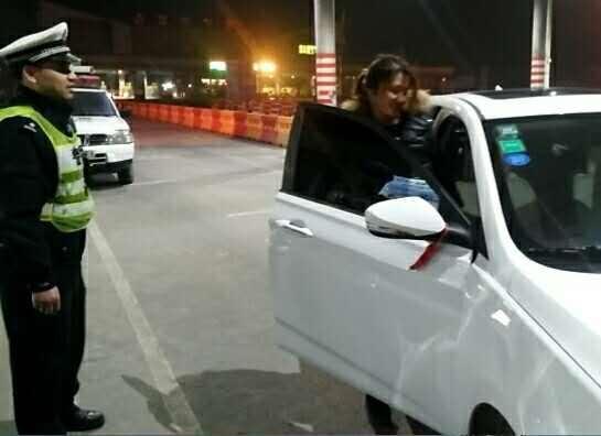 民警联系朋友连夜将女子送到衢州火车站