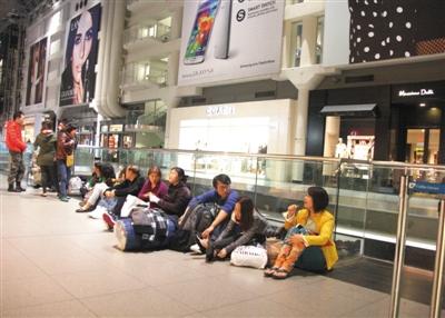 国人掀起海外抢购苹果手机热潮 太过热情惹非议