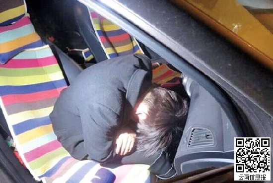 肇事后，女司机申某在车中酣然大睡。