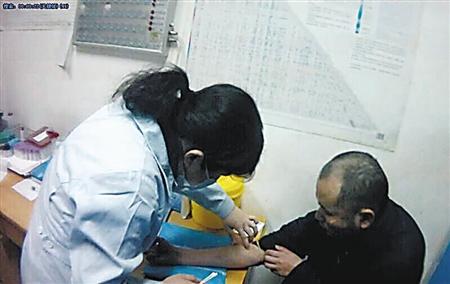 男子年会上畅饮后酒驾 追尾前车还呼呼大睡