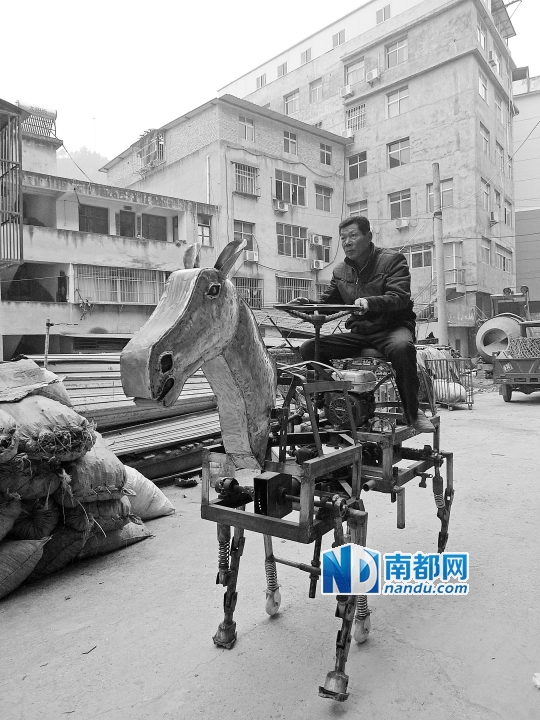 苏道成骑着改装后的第二代机械铁马。陈显玲摄