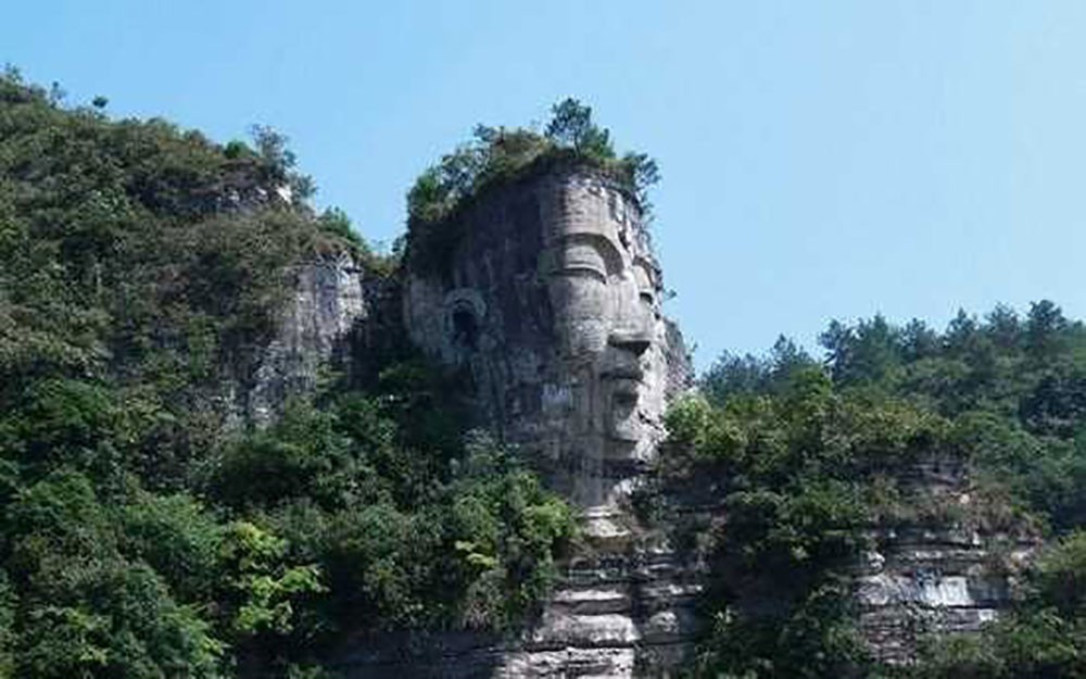 “贵阳深山竟藏世界最大天然巨佛,距今已千年!”“巨佛身高约50米、头高16米,甚至比乐山大佛头部还高4米,被誉为世界第一大自然石佛。”“世界第一,天然山体石佛,在贵州露出真面目”……近日,网上流传贵州贵阳市白云区有尊“自然石佛”,历史久远,甚至与乐山大佛还有渊源,且有图为证。