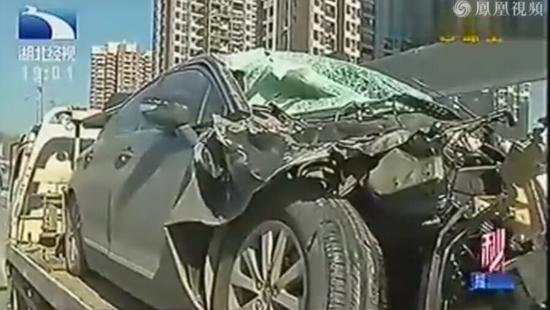 司机撞上奥迪瞬间急打方向改撞雪铁龙：太贵了撞不起 2