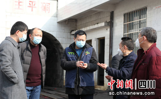检查人员深入煤矿检查防疫和复工复产安全工作。