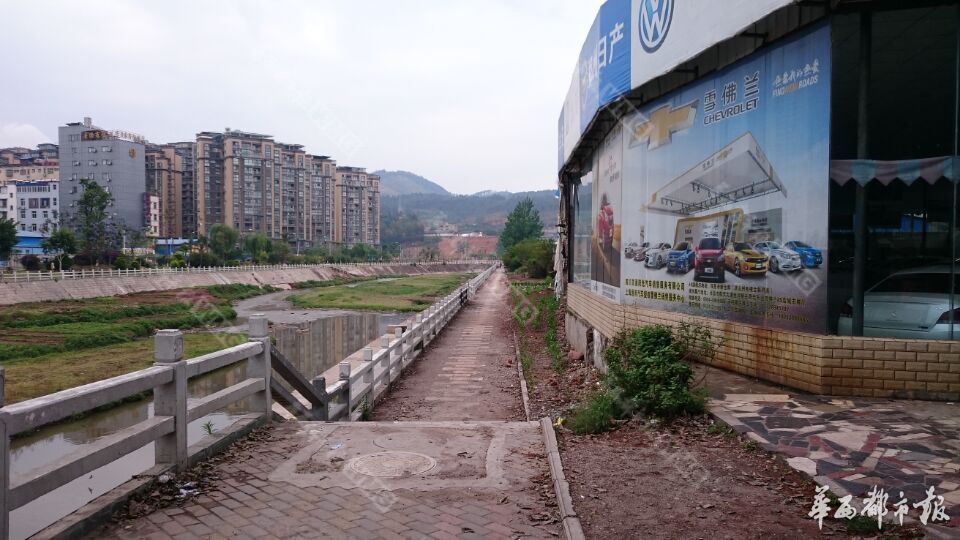 当时,阿机子发就这沿着这条路逃走的。