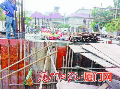 环岛南路名仕御园35号原先的两栋别墅拆掉改建。