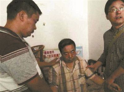 网传郭宜品(中)在长沙某小区出租屋内被抓照片