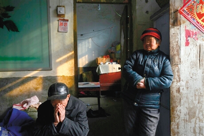 昨日，河南省驻马店市平舆县，艾滋病患者尹某（左）和闫某在讲述自己的近况。本版摄影/新京报记者 王嘉宁