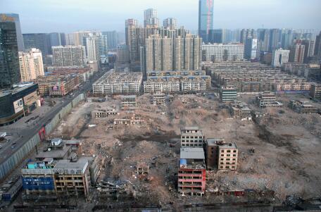 p49-2016 年元旦假期后的第一个工作日，记者从长风大街某高楼俯瞰正在拆迁中的亲贤西北片区。经过半年多推进，这一片区只留下十余处建筑等待拆除。(拍摄2016年1月4日)
