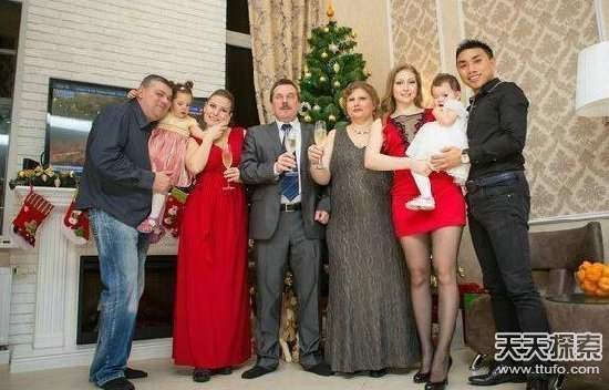 外国丈母娘送中国小伙礼物打开后让人脸红