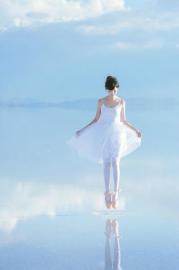 刘小溪在有“天空之镜”之称的玻利维亚乌尤尼盐沼。