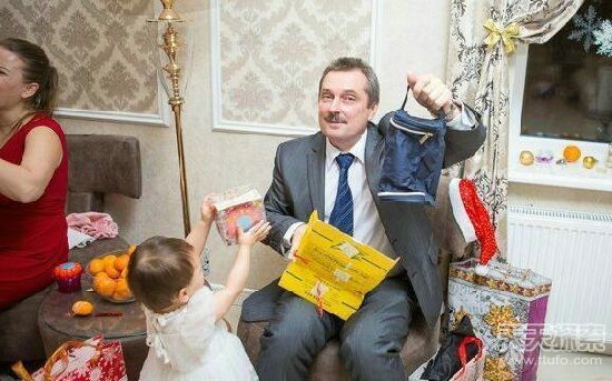 外国丈母娘送中国小伙礼物打开后让人脸红