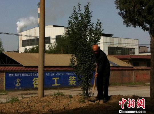 在鸿丰达铸业公司一条街之隔的地方是张大杰老人的家。 胡健 摄