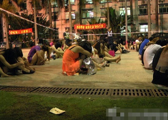 深圳警方清查涉黄场所 卖淫女坐满篮球场(图)