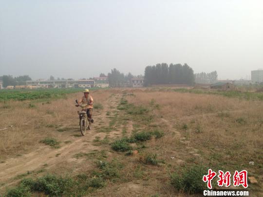 王占宾坐在医院的病床上，他刚刚做完植皮手术，腿上插满管子。　王天译　摄