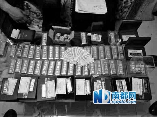 马超群家中金条清点现场。