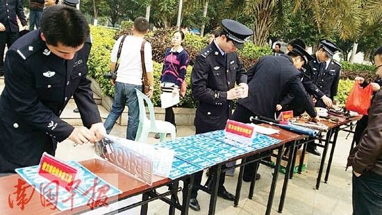 警方缴获的车牌以及作案工具。 警方缴获的车牌以及作案工具。