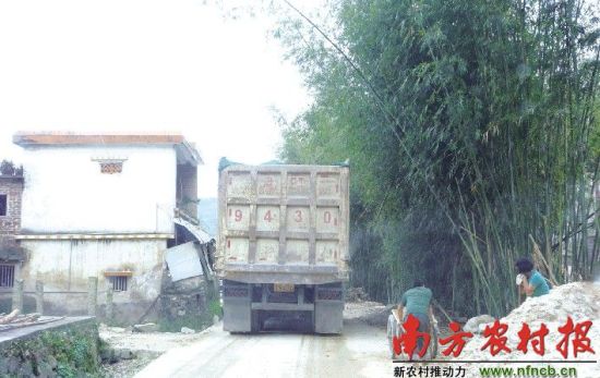 从2000年开始，芙洞村的这条村道就开始设卡收费，至今已14年。□王伟正 摄