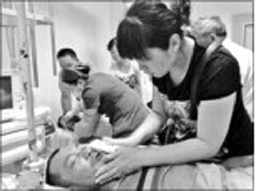 男子坠崖荒野求生13天 吃蚯蚓蚂蚁多处骨折爬下山