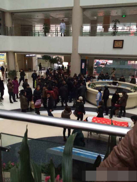 绍兴地方论坛的“医闹贴”引发网民热议，帖子里除了描述细节，还配有多幅由网民拍摄的现场照片，引起关注。