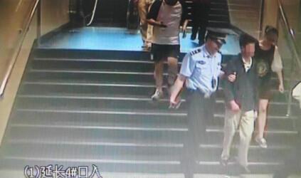 已婚男子两次偷拍裙底均被拘留 称工作压力太大