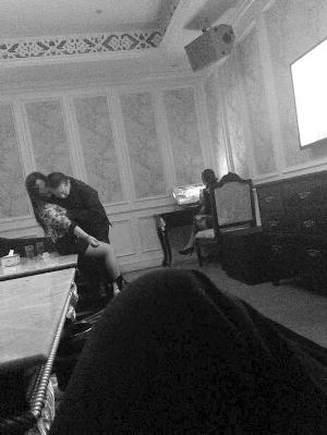 江苏官员被曝歌厅不雅照 回应称不是小姐是同学