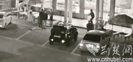 老汉钱财被骗情绪失控 高速服务区跳“骑马舞”