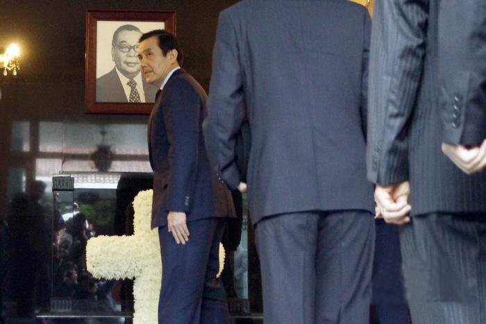 国民党已经沦为在野党,马英九神情哀戚,到大溪陵寝拜谒蒋经国表达追思。(图片来源:中评社)