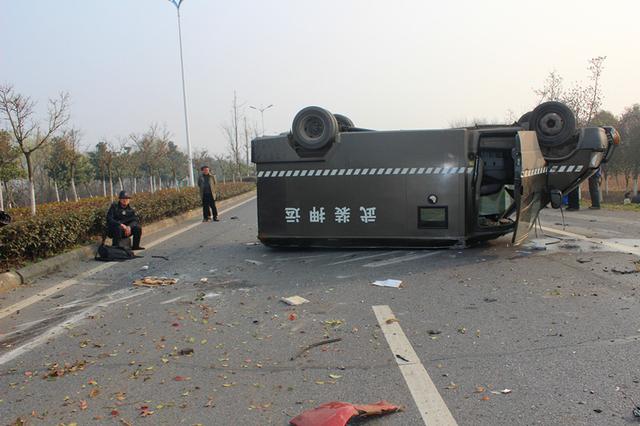 惊险！运钞车遭追尾侧翻四脚朝天车内3人被抛出