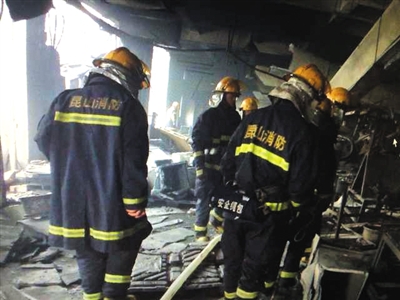 昨日，消防人员在现场搜救。新华社发