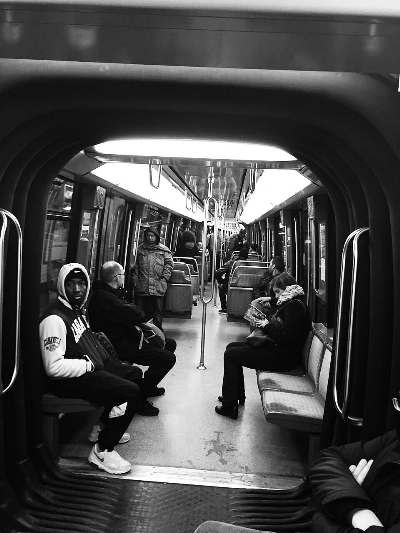 当时车厢里人不少，但芳芳说询问警察局电话时并没有人帮忙。供图/芳芳