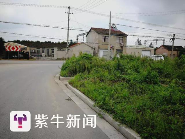 　[从坡道开车下来，司机的视线会受阻]