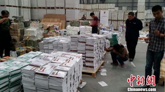 警方现场收缴58000多本盗版教辅书。 警方供图 摄