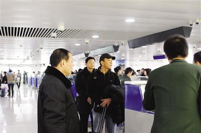 安徽官员外逃7年被劝返 潦倒时靠妻拉二胡谋生