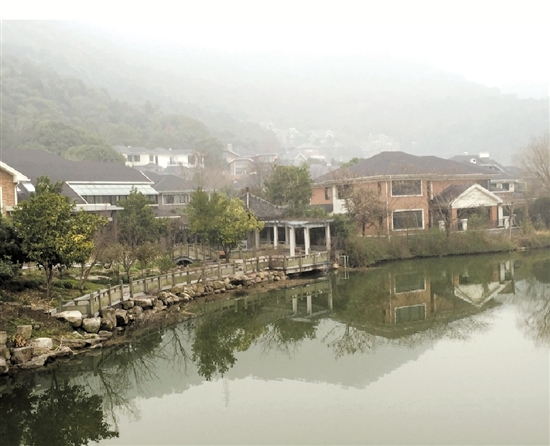 上个月20日，某网站的司法拍卖专区成功拍出一套2260万元的别墅，该别墅位于萧山闻堰的世外桃源风情村内，2260万元的价格也创下了该网站别墅类房源最高拍卖价。名不见经传的世外桃源风情村是怎样一座别墅？记者进一步调查发现，这座天价别墅产权只剩30年左右。