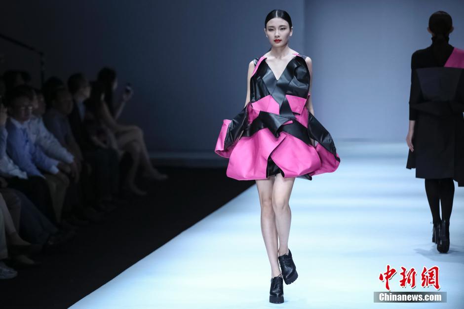 2016中国国际大学生时装周 模特展示学生作品