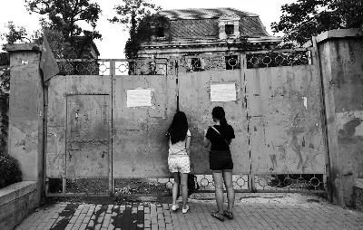 昨晚7时许，81号外面虽然已经贴出告示明令禁止外人进入，依然有很多好奇者在门口徘徊 摄/法制晚报记者 郭谦