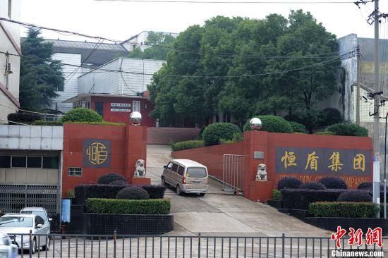　　11月13日下午，一辆汽车驶入湖南湘潭恒盾集团的工厂内。湘潭市官方证实，12日下午，当地一民营企业家从湘潭市政府办公楼15层卫生间跳楼自杀。经查证，死者王检忠，系湘潭恒盾集团有限公司董事长。中新社发 杨华峰 摄