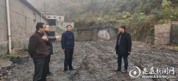 （康永军在涟溪二工区督查闭矿工作）