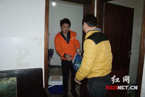 收到送上门的物品，市民很高兴。