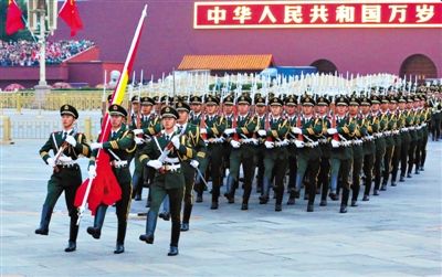 昨日清晨6时许，由88人组成的国旗护卫特大方队亮相国庆日升旗仪式。据介绍，这是新中国成立以来第三大护旗方队，仅次于1999年和2009年国庆大阅兵护旗方队。特约记者 李光印 摄