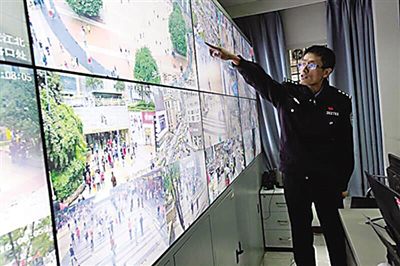 辅警散步巧遇嫌疑人 带妻子佯装逛街一路跟踪擒贼