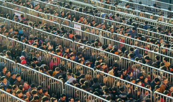 地铁外排队的人群