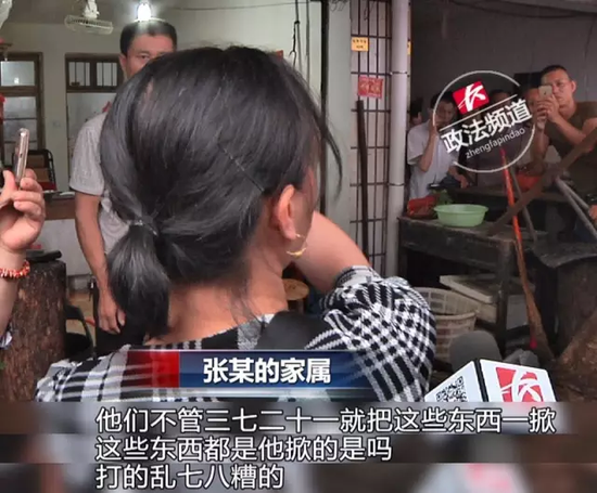 其中一名男子还从张某店铺内找出了一把水果刀，刺向了张某。