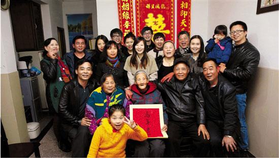 老太全家五代同堂60口人一起过年(图)