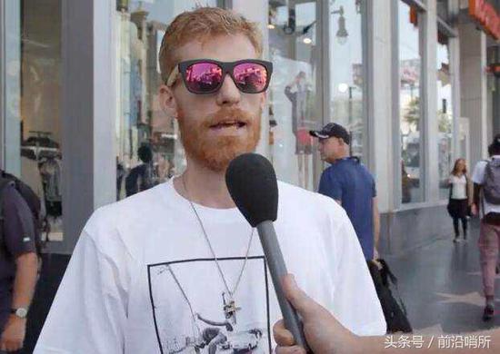 资料图：采访外国人